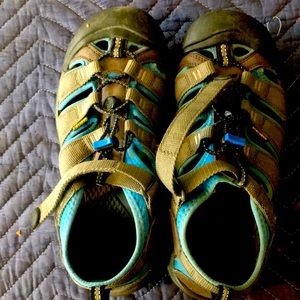 Boys Keens size 5